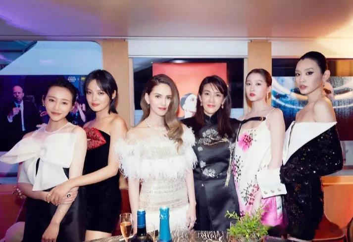 她们六个同台
奚梦瑶赢在了身高和气场上#女明星们美照#