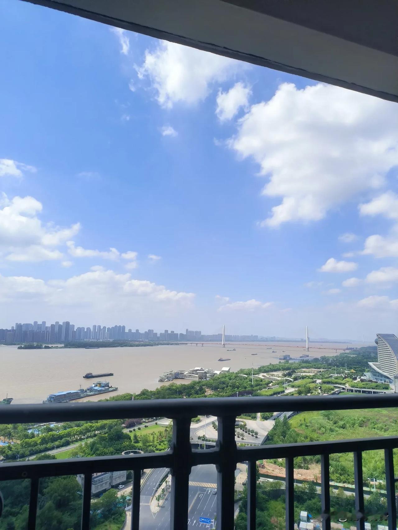 被公司辞退，请律师帮忙仲裁，会丢面子吗？
这是80后问我的，他说他被公司优化了，