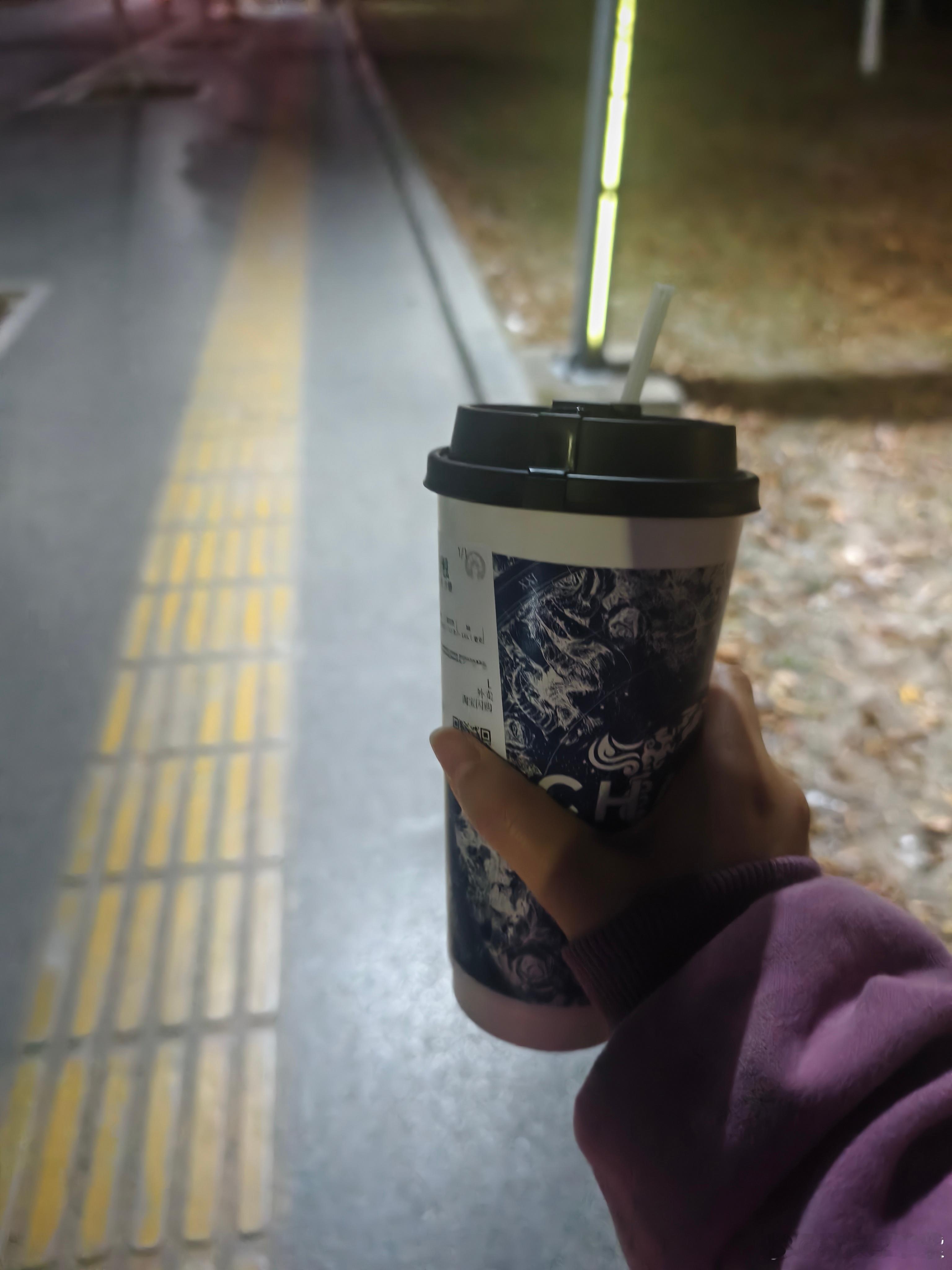 霸王茶姬 咖啡因有没有咖啡因我不知道，但是要想晚上通宵，喝霸王茶姬比喝咖啡有用，