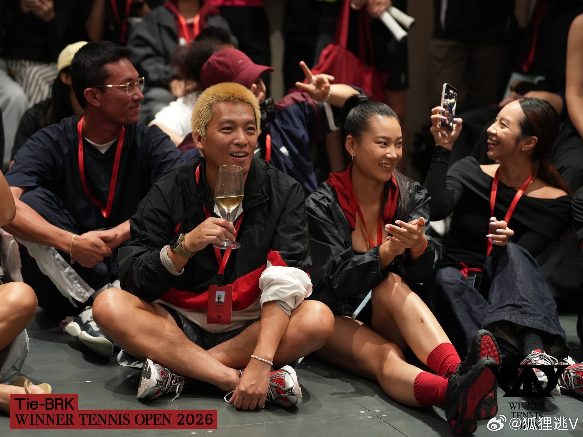 从阿那亚启程回京，晚上还有“朝阳网球联赛”要打。阿那亚比北京昼夜温差大，昨天太阳