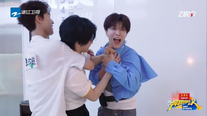 张真源撕名牌战神再现 张真源：我撕名牌可以不用第二只手。白鹿：我不信。结果真源单