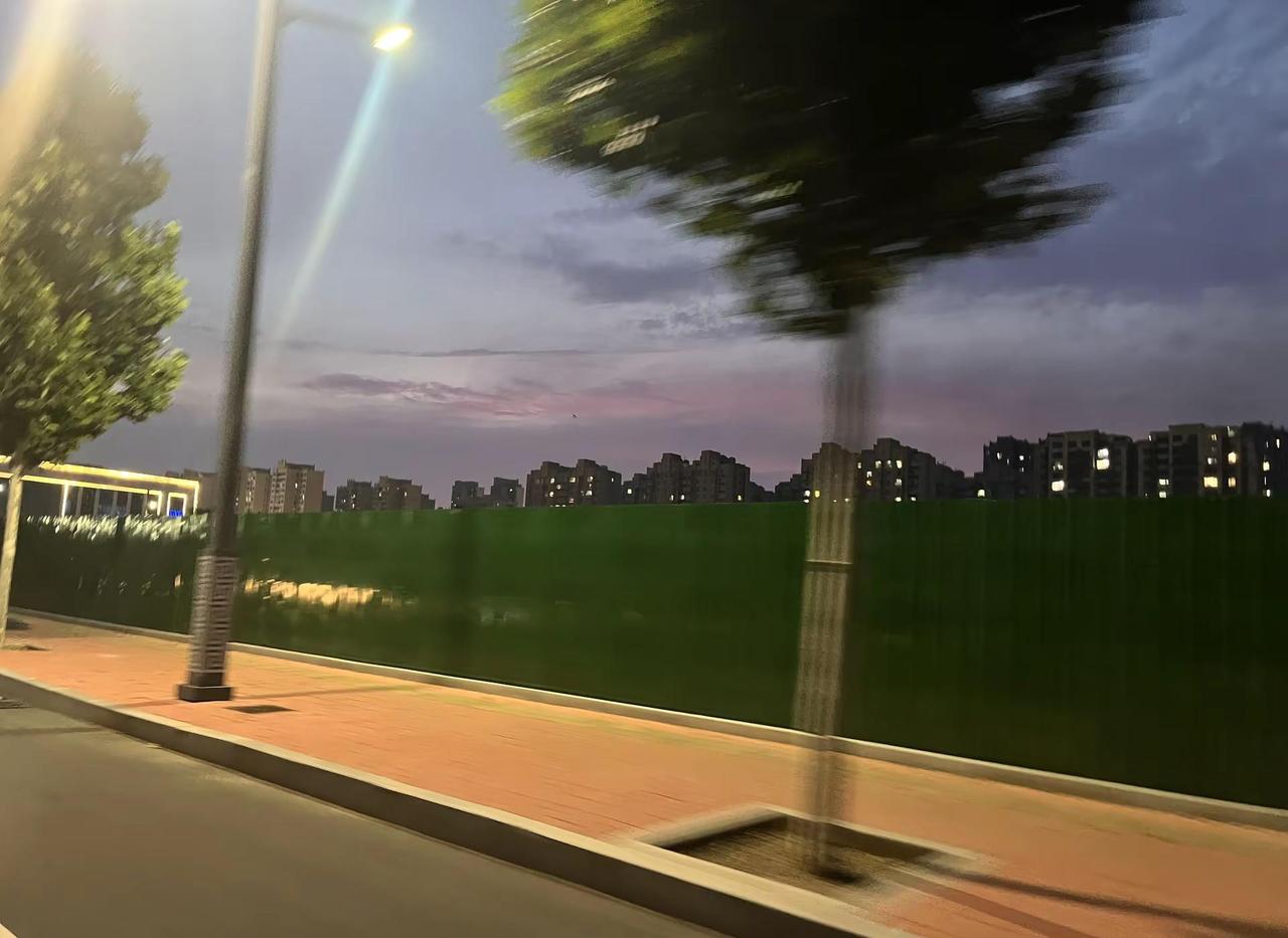 你似乎看着很爱我 但只有我知道 你从来没把我说的话放心上 每次我们两个闹矛盾后 