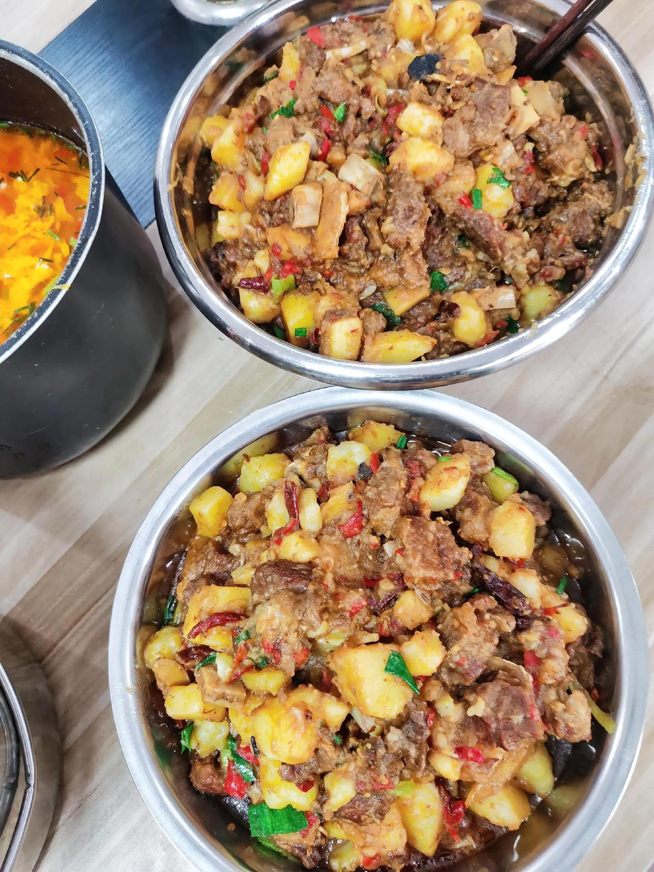 公司食堂家常菜谱：
牛排焖土豆
红烧茄子
西红柿蛋汤。

我这一生，想要什么样的