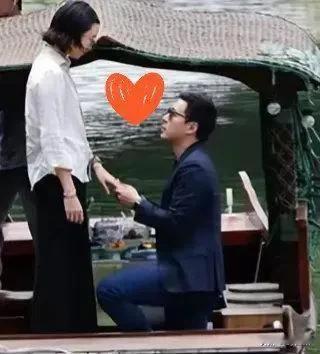 郭晶晶的准“妯娌”终于出现了！
郭晶晶的小叔子，现年36岁的霍家三少霍启仁，今天