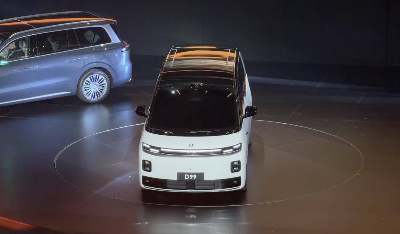 【零跑D99会是下一个爆款的MPV吗？】
在零跑10周年发布会上，零跑拿出了D1