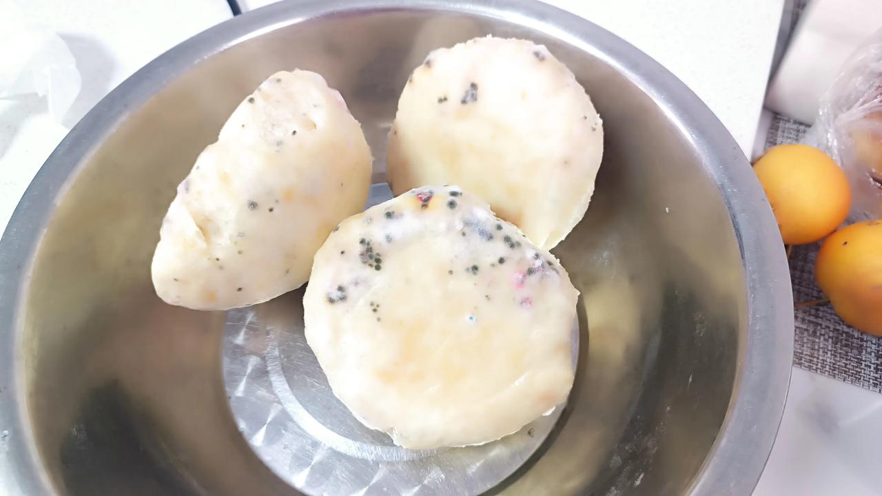 这是不是是传说中的黄曲霉菌！上个周日蒸的馒头，没冷冻，竟然长霉了。看来馒头这种面