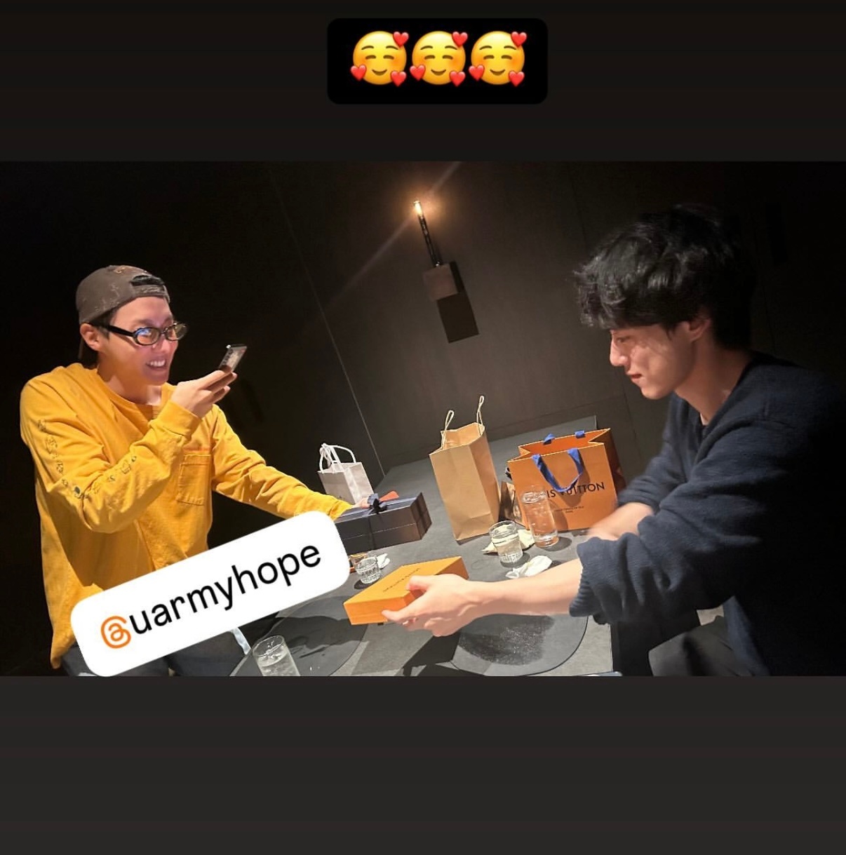 坂口健太郎ins上传的和jhope合照，我送你LV你送我Prada😂 ​​​