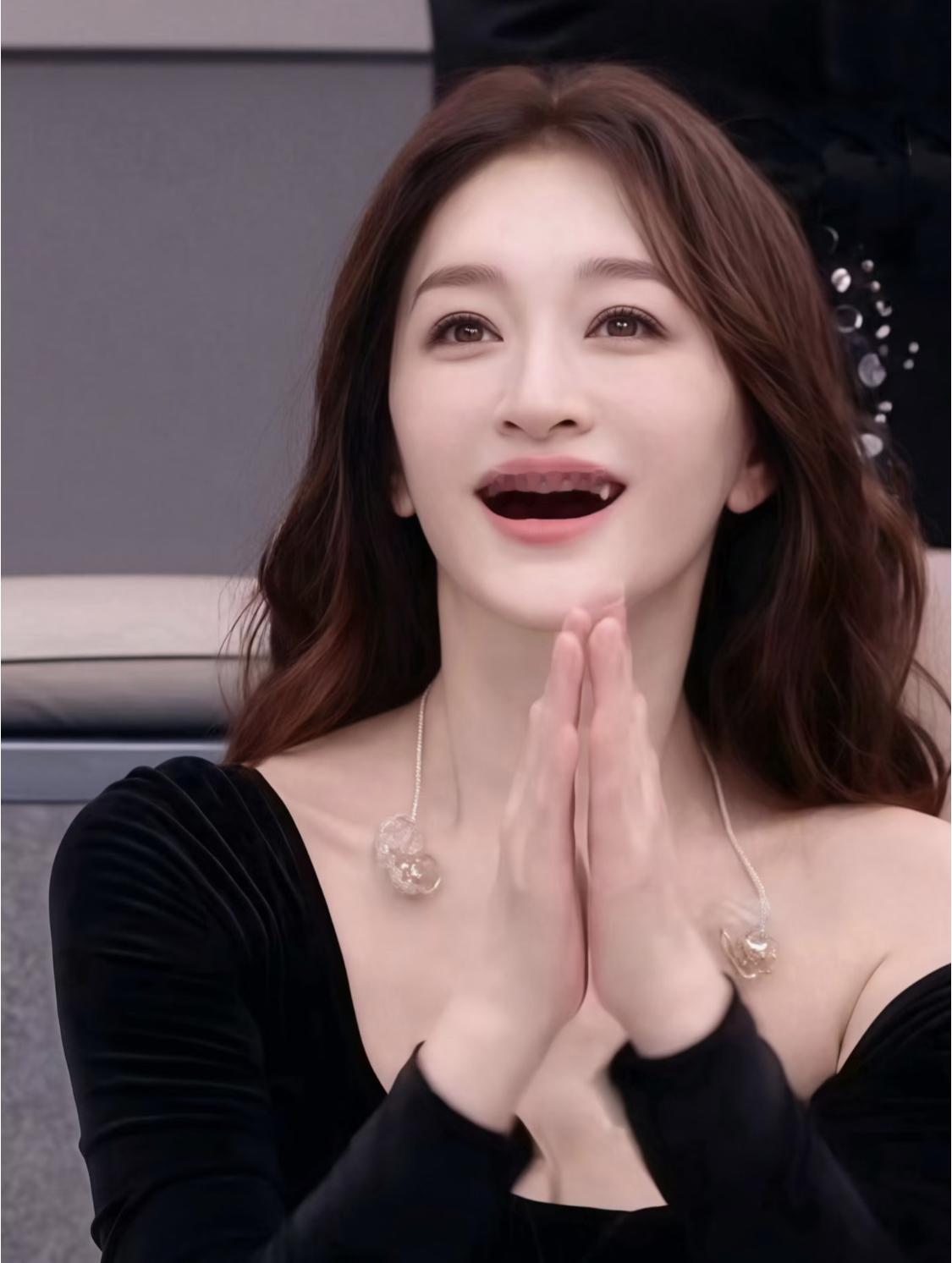 作息规律的瑜伽达人孙俪与通宵玩游戏不健身的李小冉，两人被拿出来做对照组比较。
