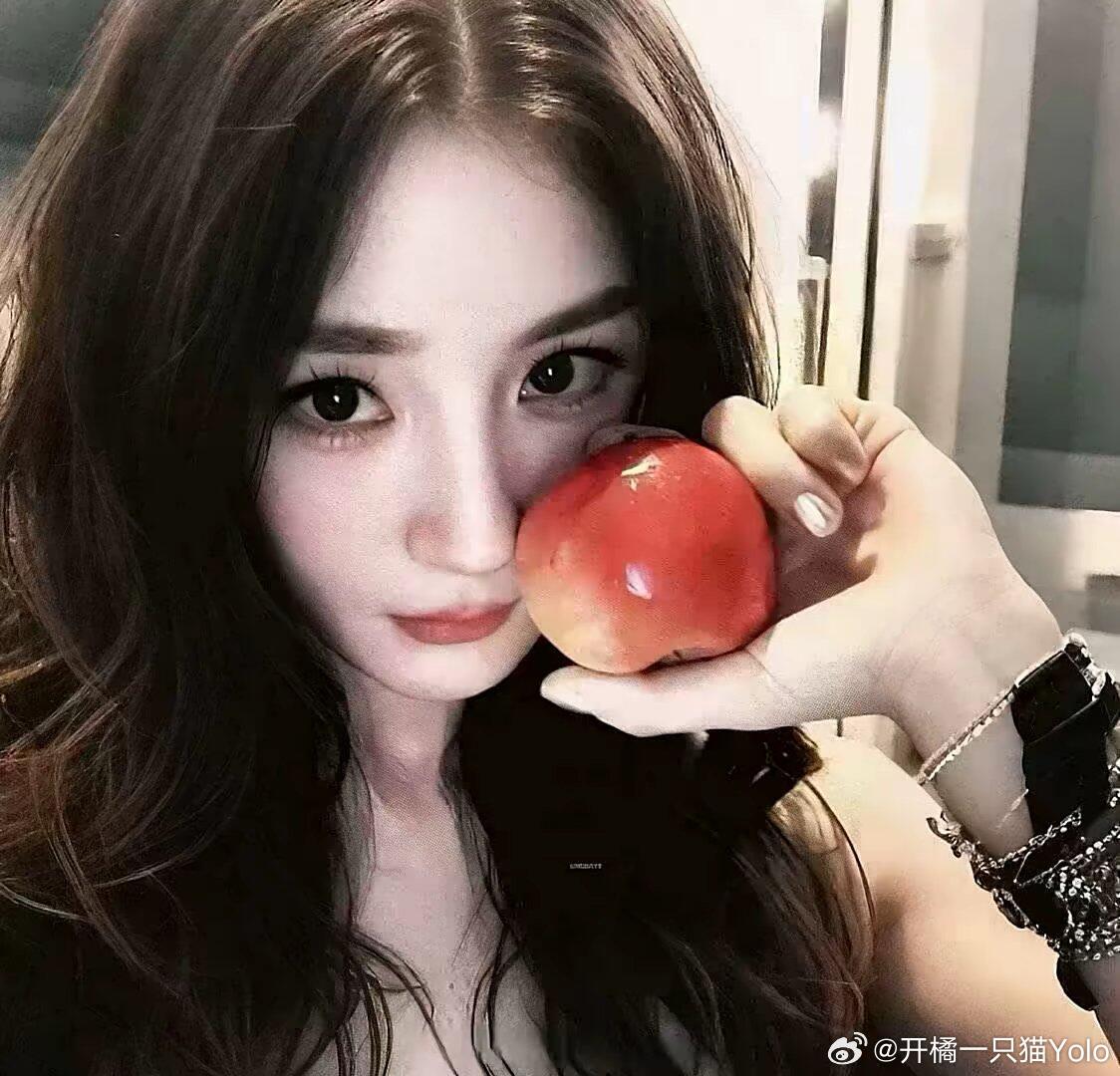 杨幂 苹果掰开之前杨幂苹果头像火爆全网，好好好这回进阶版苹果头像又来了，被杨幂美