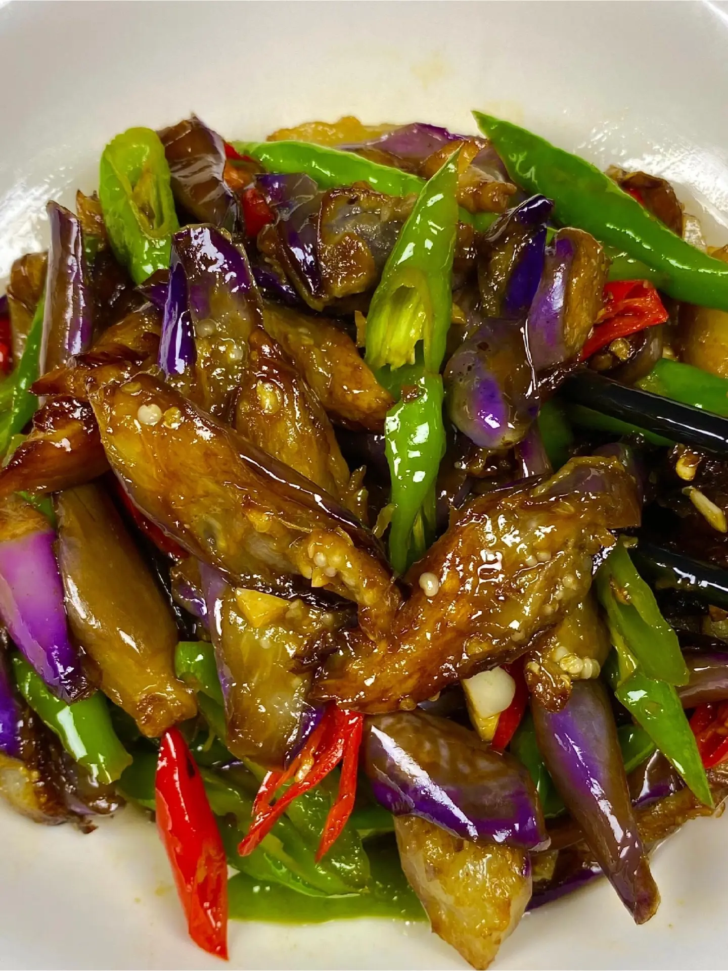 茄子这样做比肉还好吃。青椒＋茄子一起炒也泰好吃了吧國茄子外焦里糯，香辣...