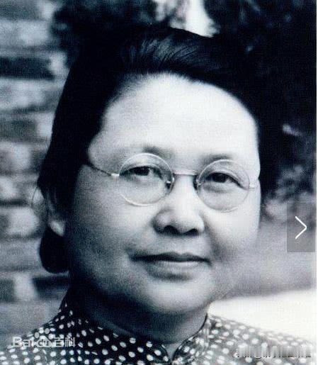 1949年，76岁的军阀李德全强娶了19岁的逃难女学生周秀英。新婚夜，李德全刚扯