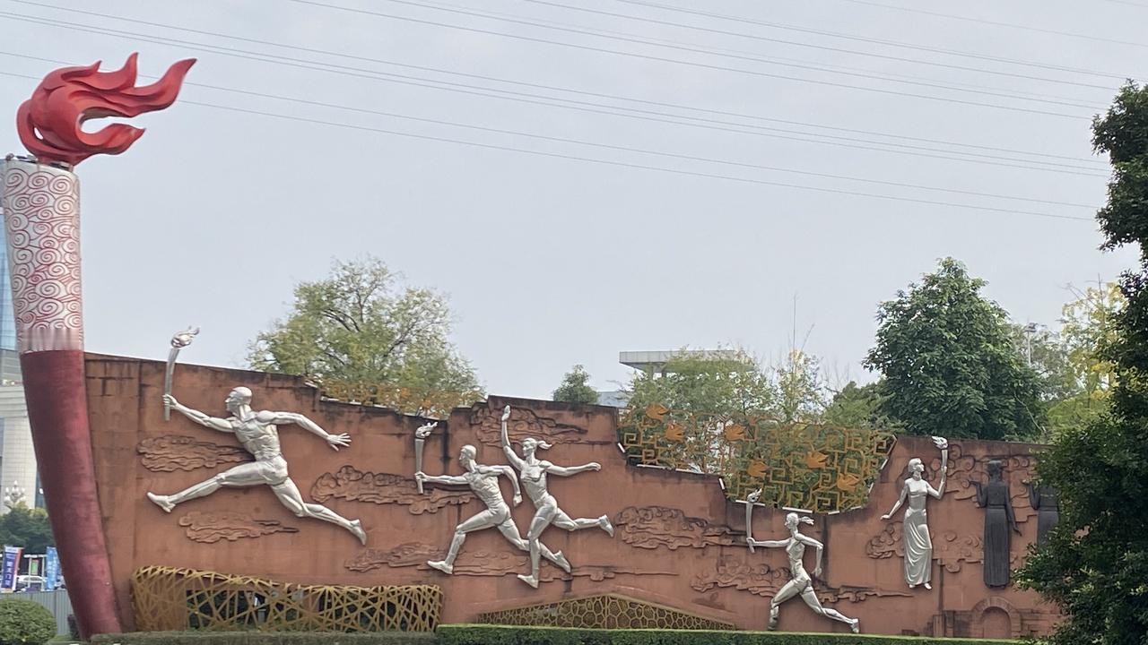 火炬映初心 运动铸人生
    眼前这组火炬浮雕，奔跑的身影跃然墙垣，不灭的圣火