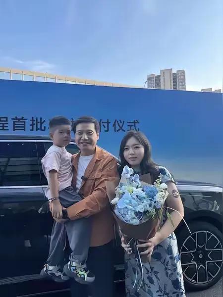 这张照片，够这个孩子吹一阵子了。
小小年纪就被千亿总裁抱在怀里。
现在的条件真不