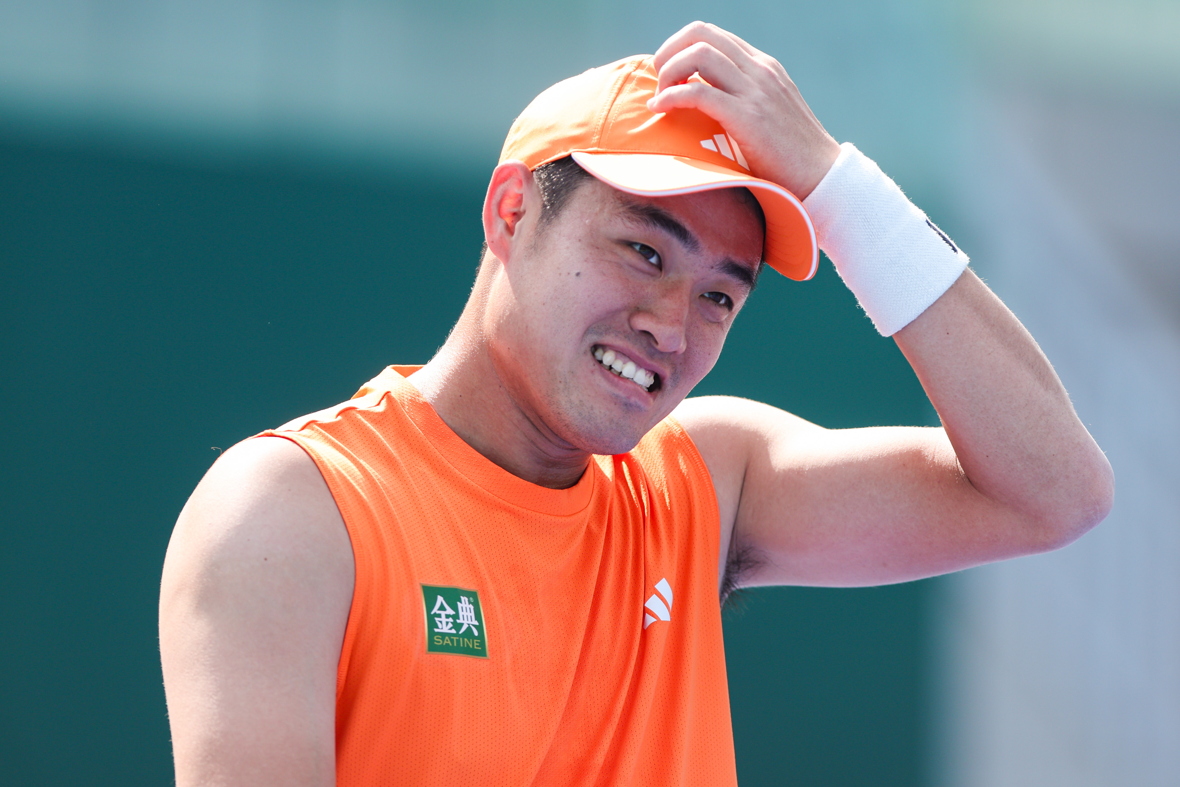 吴易昺这身橙色无袖装很适合他，昨天看了训练，状态依旧不错。这次排兵布阵会派阿昺上