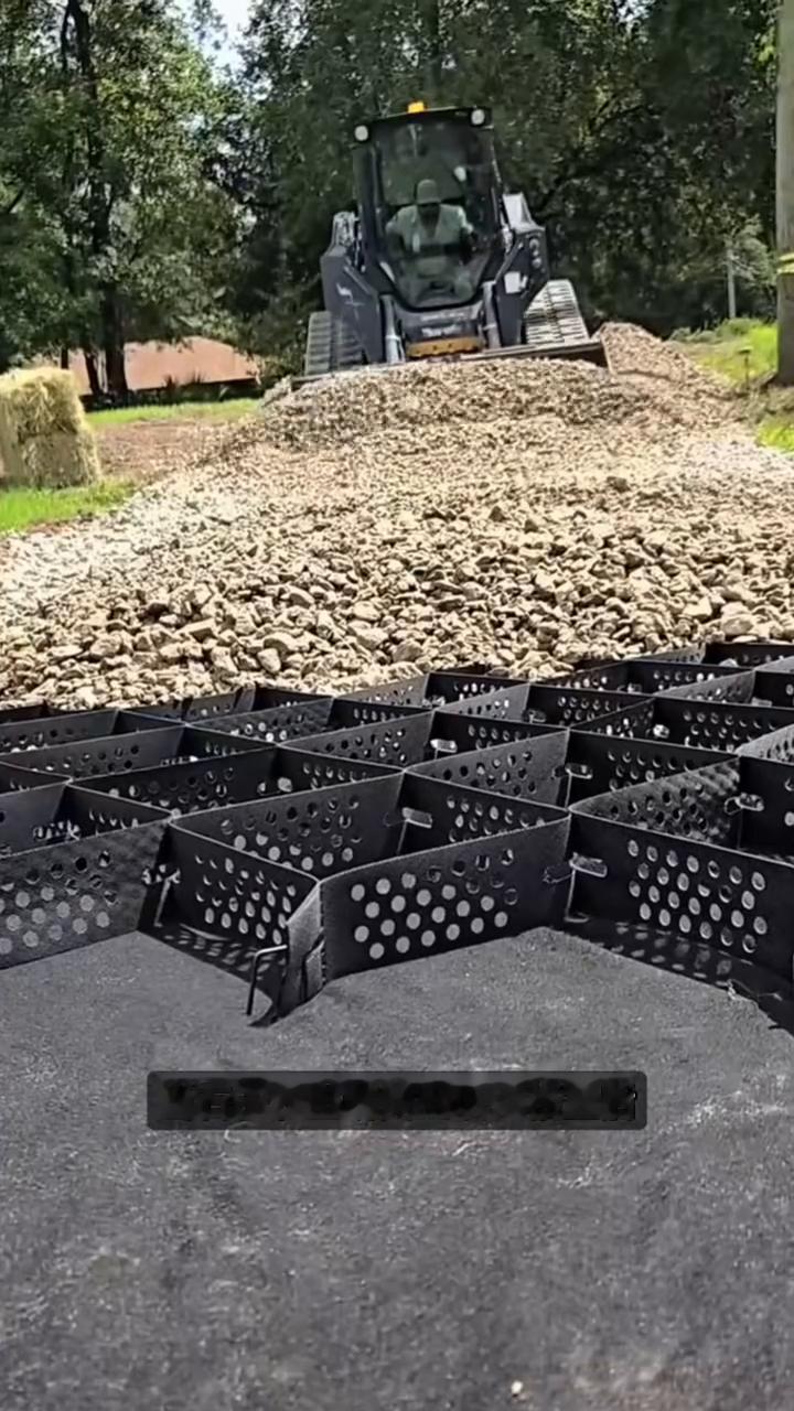 格室基建神器。
谁能想到这种看起来像废旧塑料网一样的东西，不用混凝土，不用沥青，