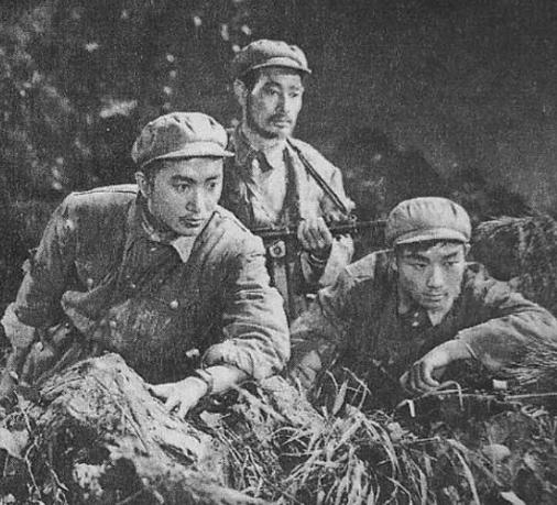 1949年，3名侦察员误入一间破旧牛棚，一名战士刚躺下，突然一阵疼痛，伸手往草堆