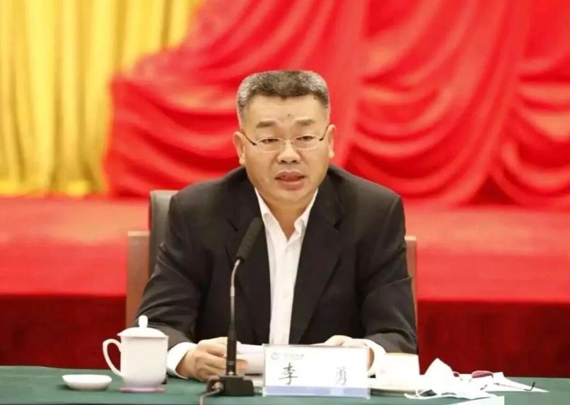 中海油前总经理李勇预感要被抓，在家里一把火烧人民币，企图销毁证据，也是够愚蠢的。