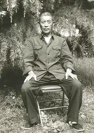 1937年12月，陈德贵趴在死尸堆中，由于脚太冷，动了一下，谁知，恰好被一个日本