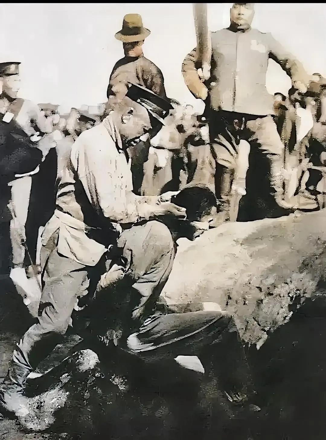 1915年，天津郊外，一名死刑犯留下的老照片，镜头中的犯人坐在一个小土堆上，表情