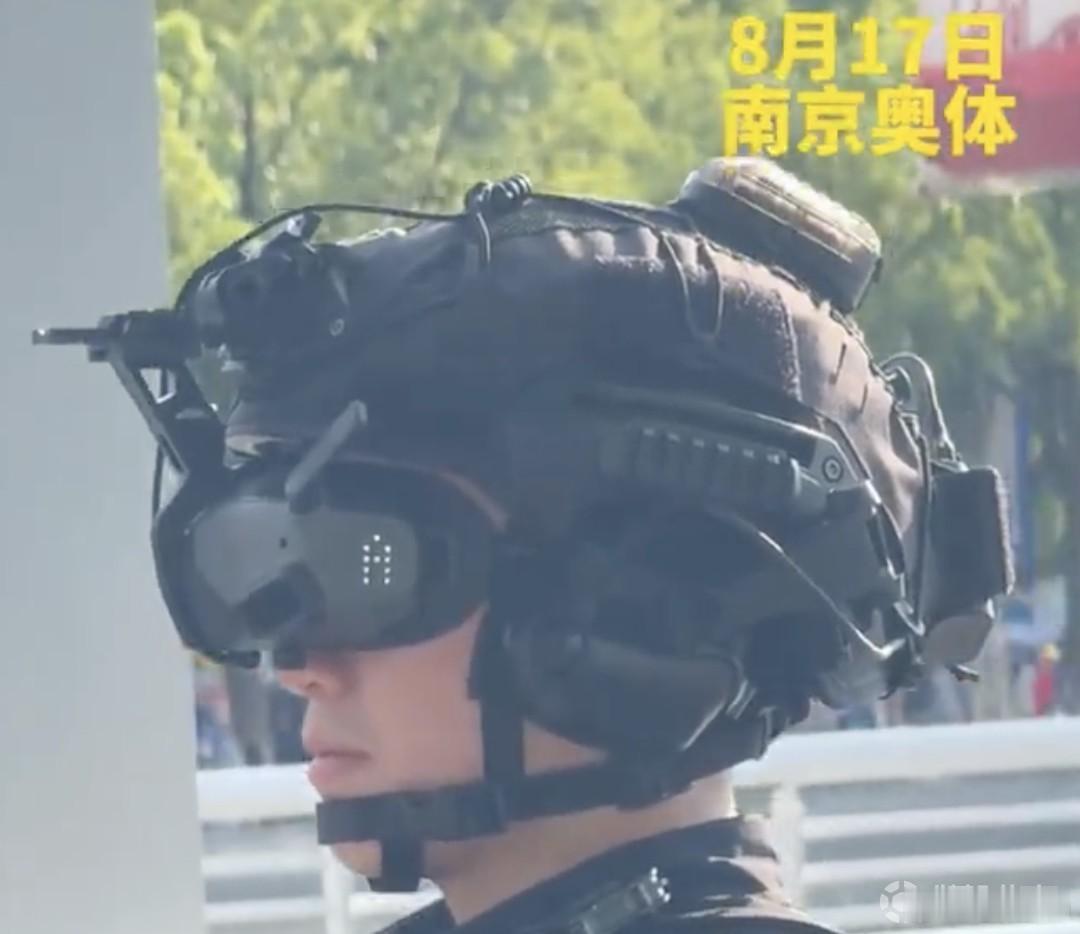 为了确保赛事安全，南京特警创新性地启用了VR（虚拟现实）装置，对赛场进行全方位巡
