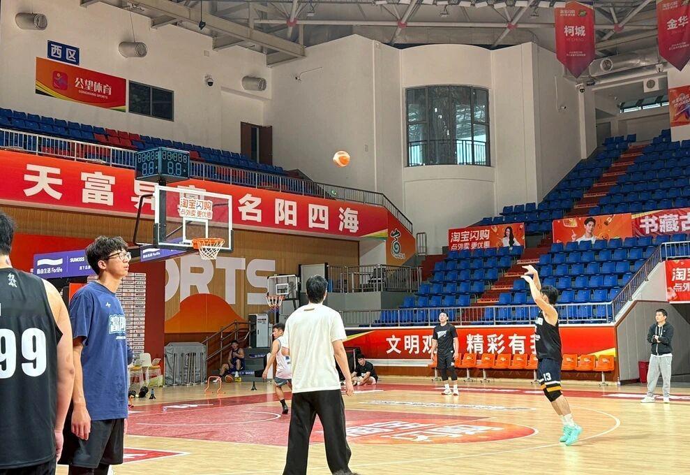 大魔王夏森回归，富阳队还有短板吗？
在富阳篮球圈，流传着一句话，叫得夏森者，得天