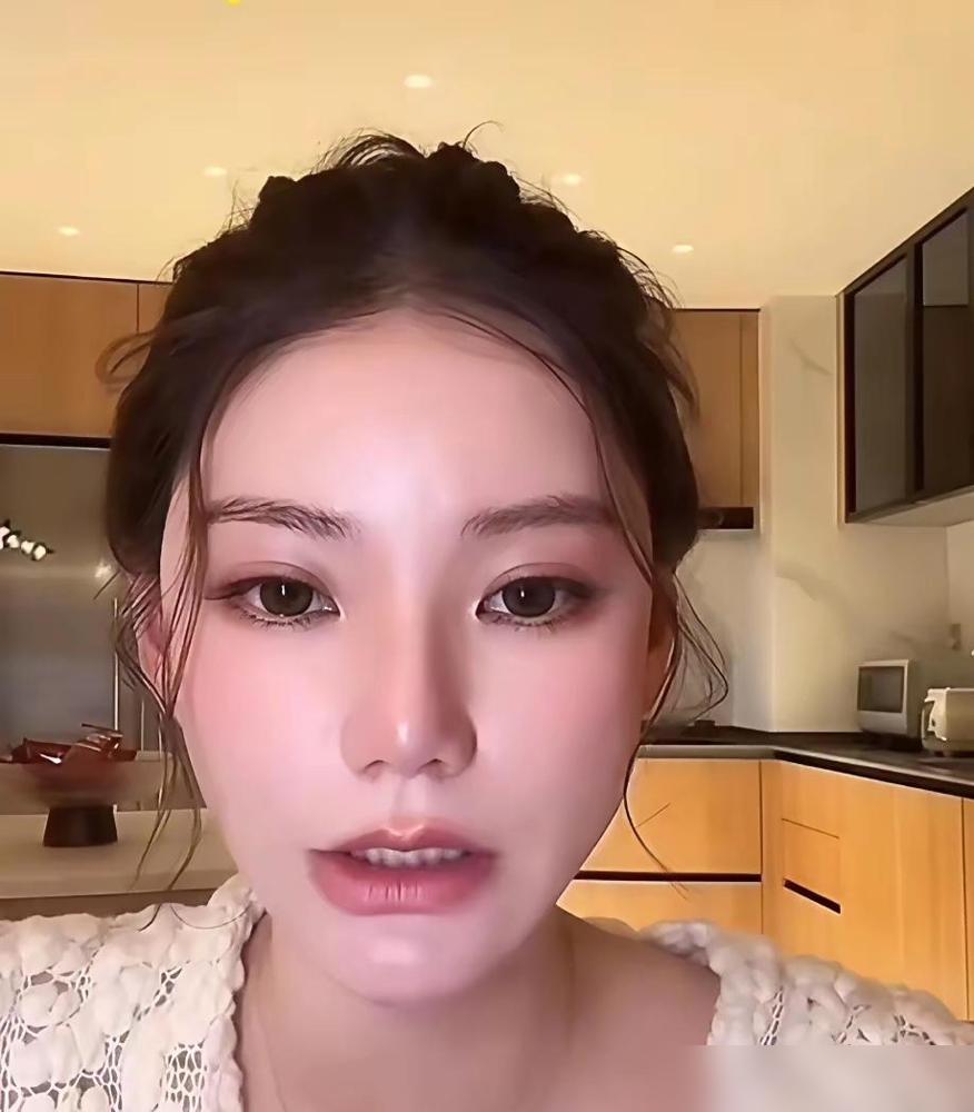 汪小菲彻底疯了！当着新媳妇马筱梅的面，他竟然对着镜头疯狂咒骂亲妈张兰，脏话连篇，