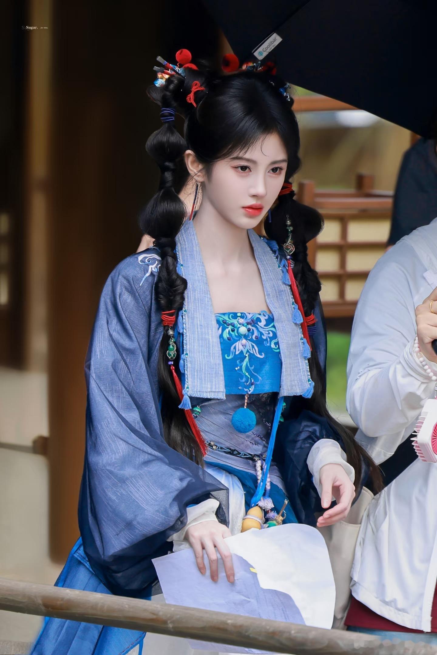 鞠婧祎阿黛第一套造型 ​​​