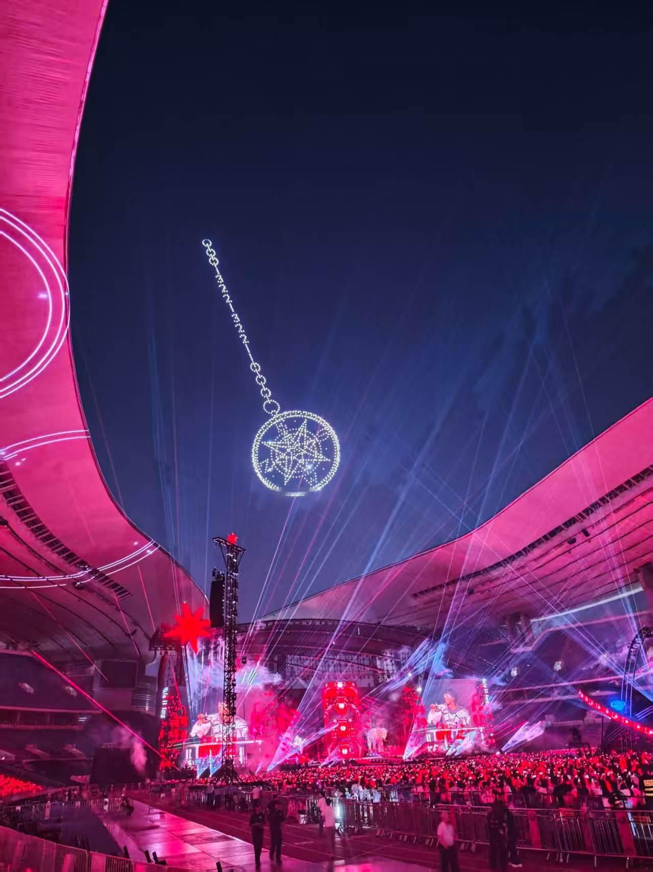 周深来超话实况热聊看演唱会周深广州演唱会 无人机来啦 