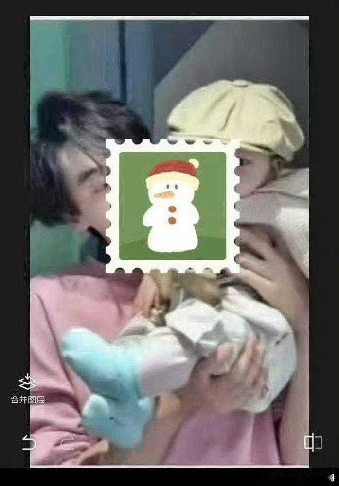 我去 有网友称疑似发现了田栩宁抱着孩子的照片 随后粉丝辟谣这是p图 工作室也曾辟