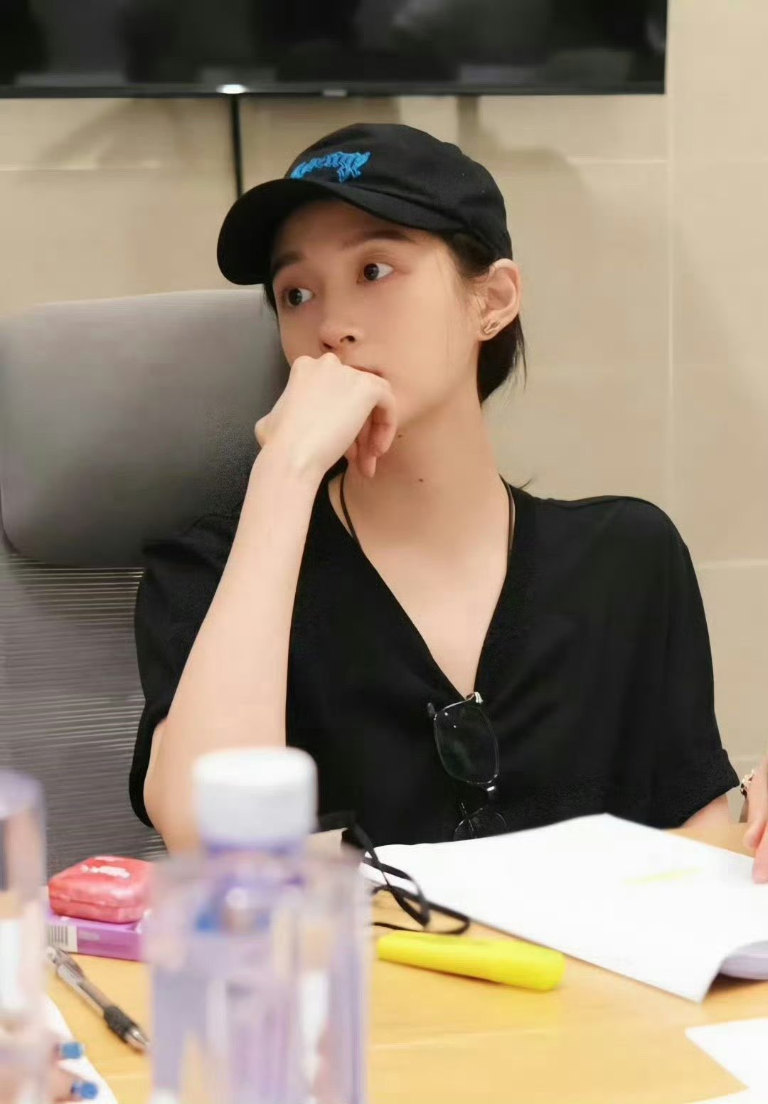 关晓彤戴负重手环关晓彤带火的不仅是低卡彩椒碗，同款负重手环也成了搜索热词！这款手