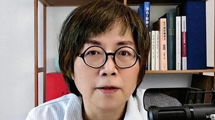 黄智贤从反独促统转向不独不统，据邱毅所言，是压力所致。这恰恰印证了一个残酷现实：
