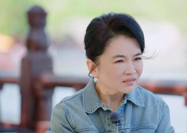万千惠对主持人周洲说：“我一个月如果只直播两场的话，3个月后我就破产了，我成本太