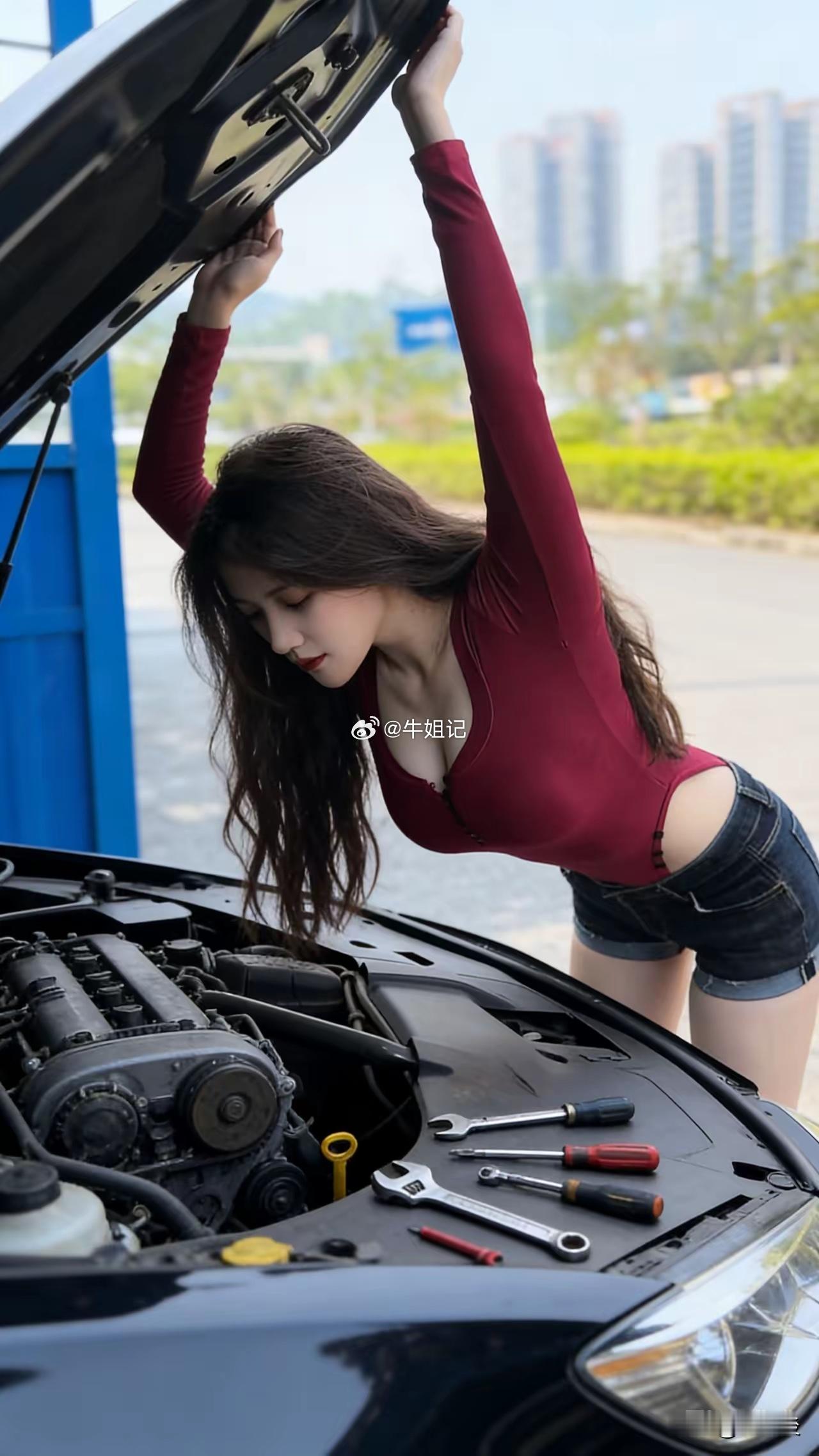 红衫配扳手，美女修车也超飒！ 