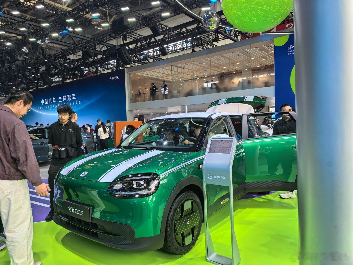 奇瑞 QQ3 质感在这个级别还是很好的，考虑代步小车的适合看看北京车展