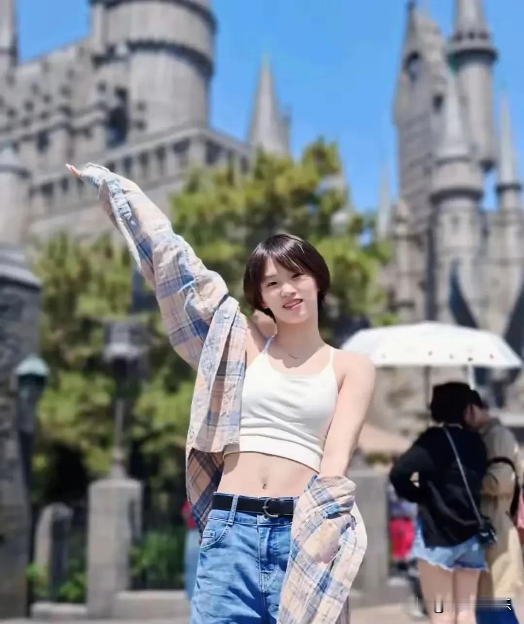 走下跳水台，陈芋汐变身“美少女”。
穿着时尚青春，甜酷风、拽姐风轻松驾驭，
一直