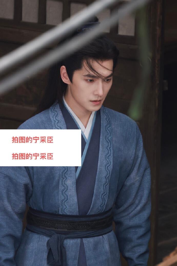 杨洋《#电视剧雨霖铃# 》路透代拍生图都帅的这么突出，杨洋好牛一张脸[爱慕] ​