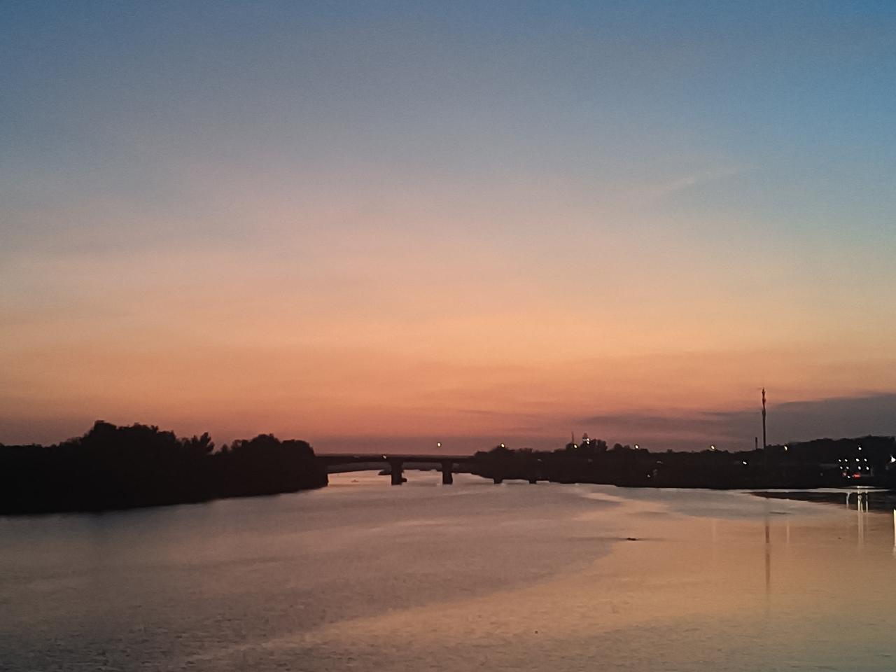 “醉”美不过夕阳红！夕阳映照京杭大运河。
（图片来源：老山兰随手拍）