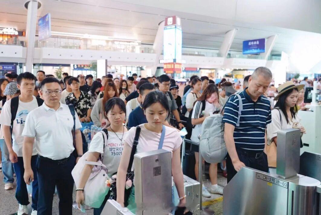国铁头条【铁路端午假期运输圆满收官】6月18日至22日铁路端午假期运输期间，全国