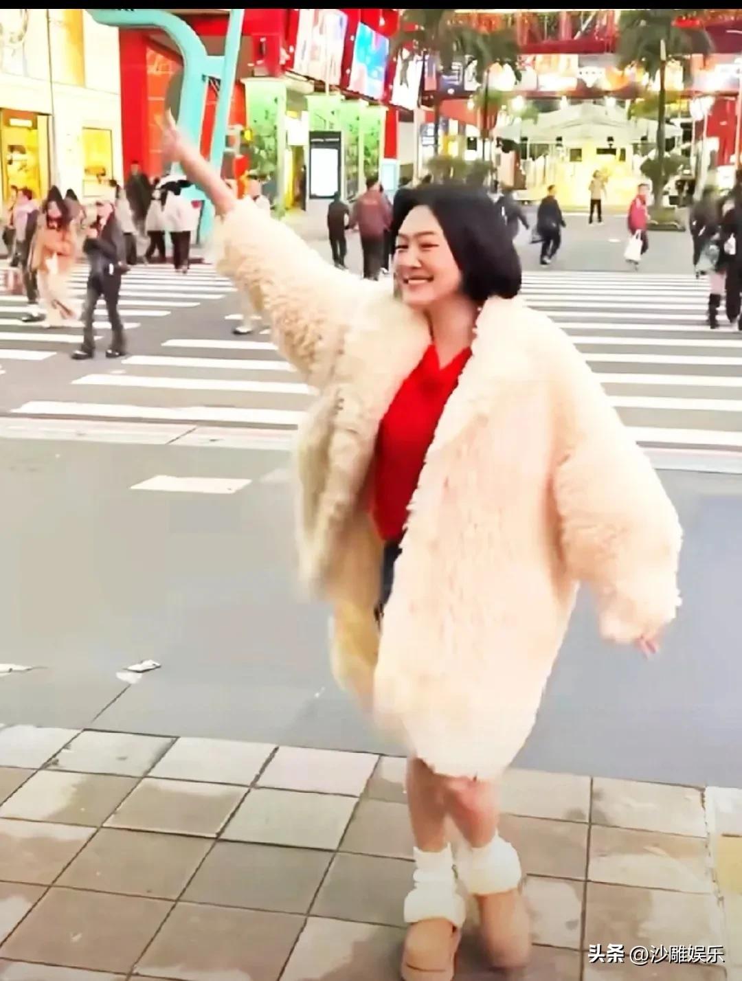 小S，复工预热！

3月9日，那个让我们又爱又疯的“国际巨星”终于出洞了！

沉