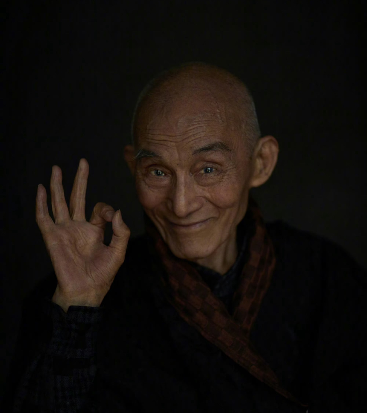游本昌去世今早刷到「爷叔走了」，我愣了好几秒。93岁，走得安详，最后一句话是「我