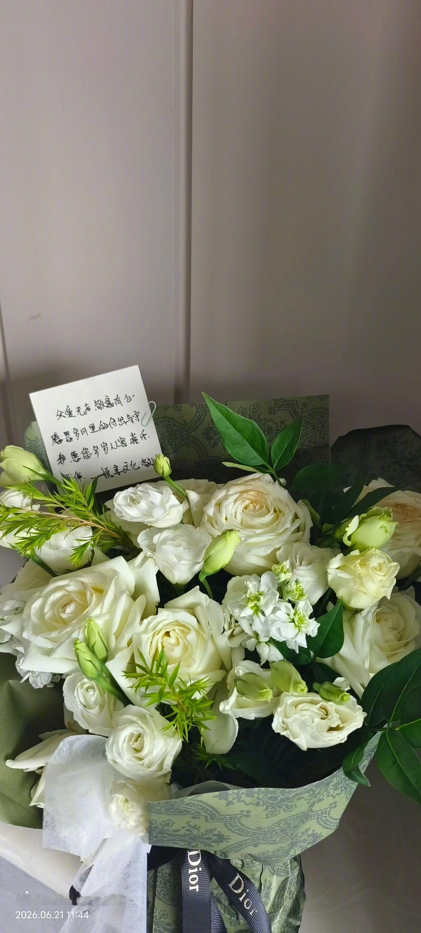 上次母亲节给同事们准备了鲜花，父亲节自然不能落下。父爱无声，敬意有心，感恩岁月里