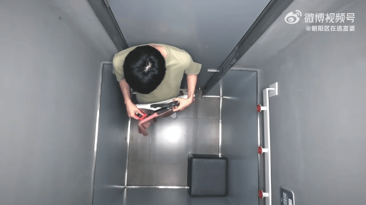 敏感小孩才懂得这些细节缩在沙发角落睡一整晚，不是不想舒服，是怕太放肆。 