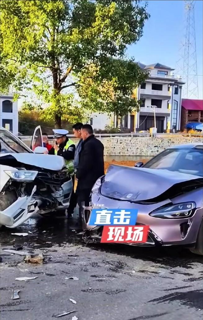 湖南邵阳。某米苏柒电车和大众suv发生碰撞，某米苏柒完胜。苏柒仅仅是衣角微脏，白