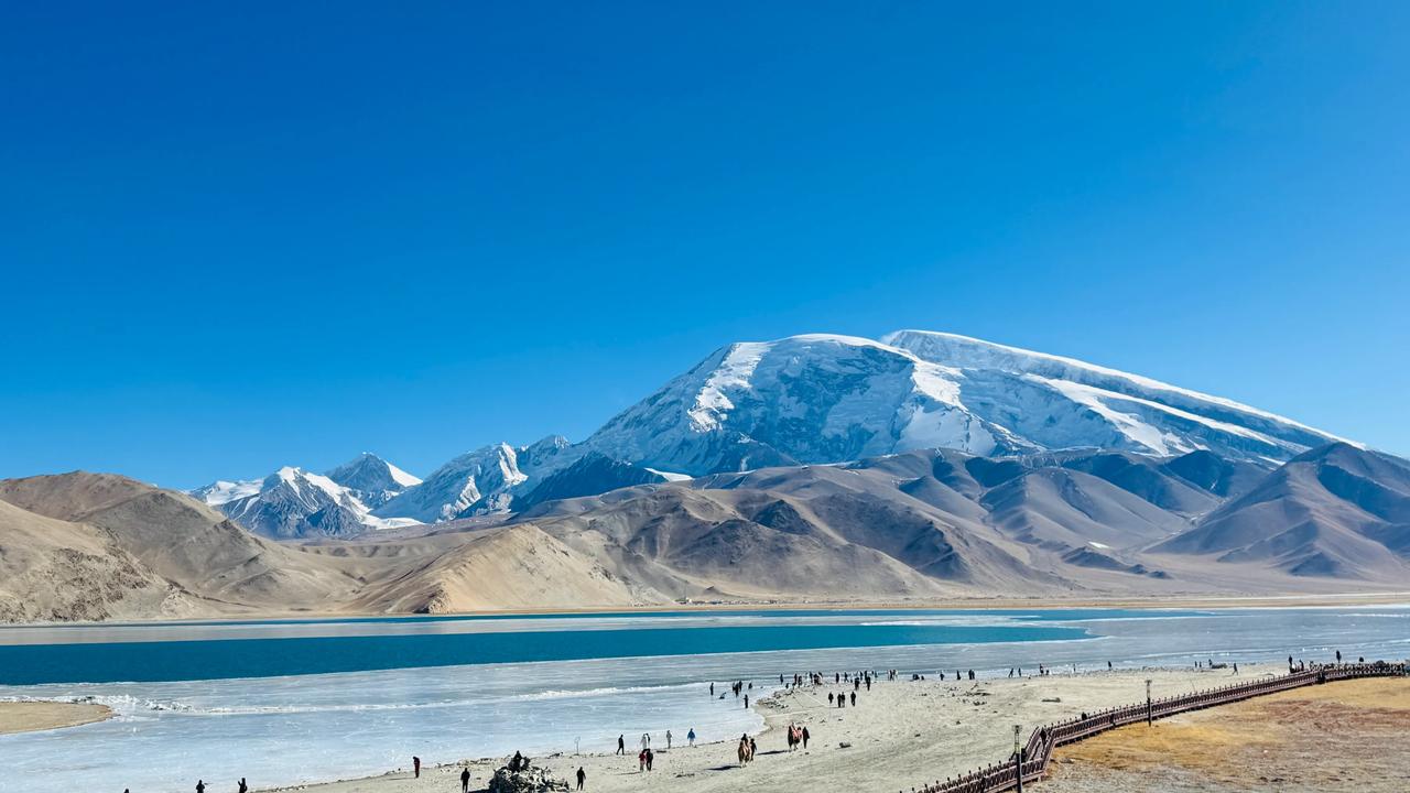 离这不远的“喀拉库勒湖”比白沙湖还美。