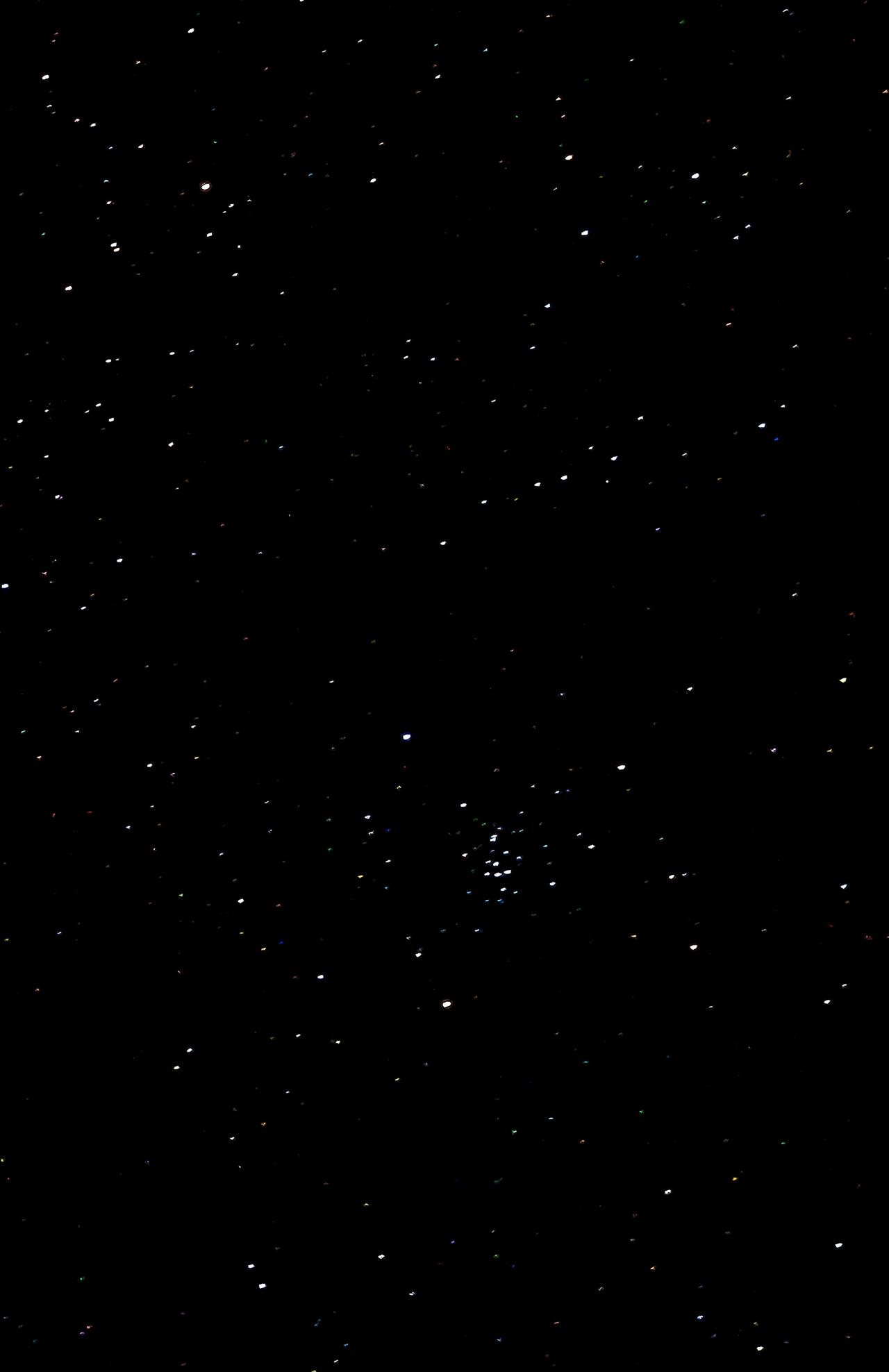 ，是我在新都桥夜里三点多拍到的星空。

1. 右下角黄框：昴星团（M45，七姊妹