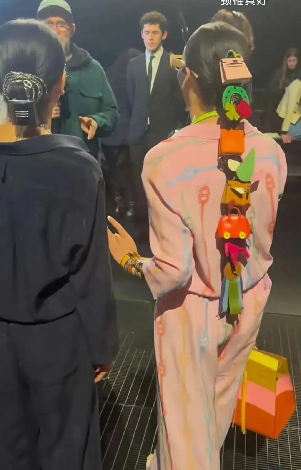 贫穷限制我的想象……没想到爱马仕还能挂在头发上[允悲] ​。他们不会觉得脖子里挂