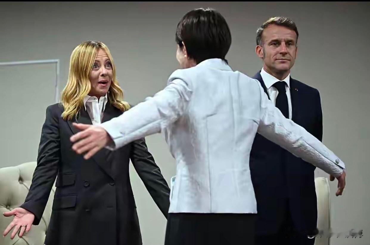 你们说高市都已经64岁了，为什么总是做一些抛媚眼的表情，眼睛都能拉丝。

过去，