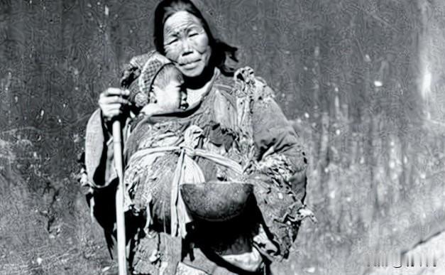 1949年，一个女乞丐走进平江县委，解开破棉袄掏出黄金，在场的人全都愣住了

1