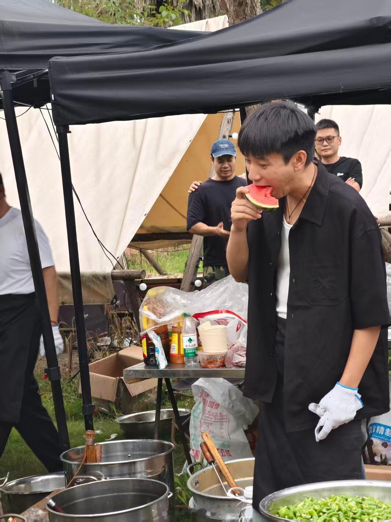 王子奇也吃上贾冰做的饭了王子奇也吃上贾冰做的饭了王子奇跟贾冰学上艺了