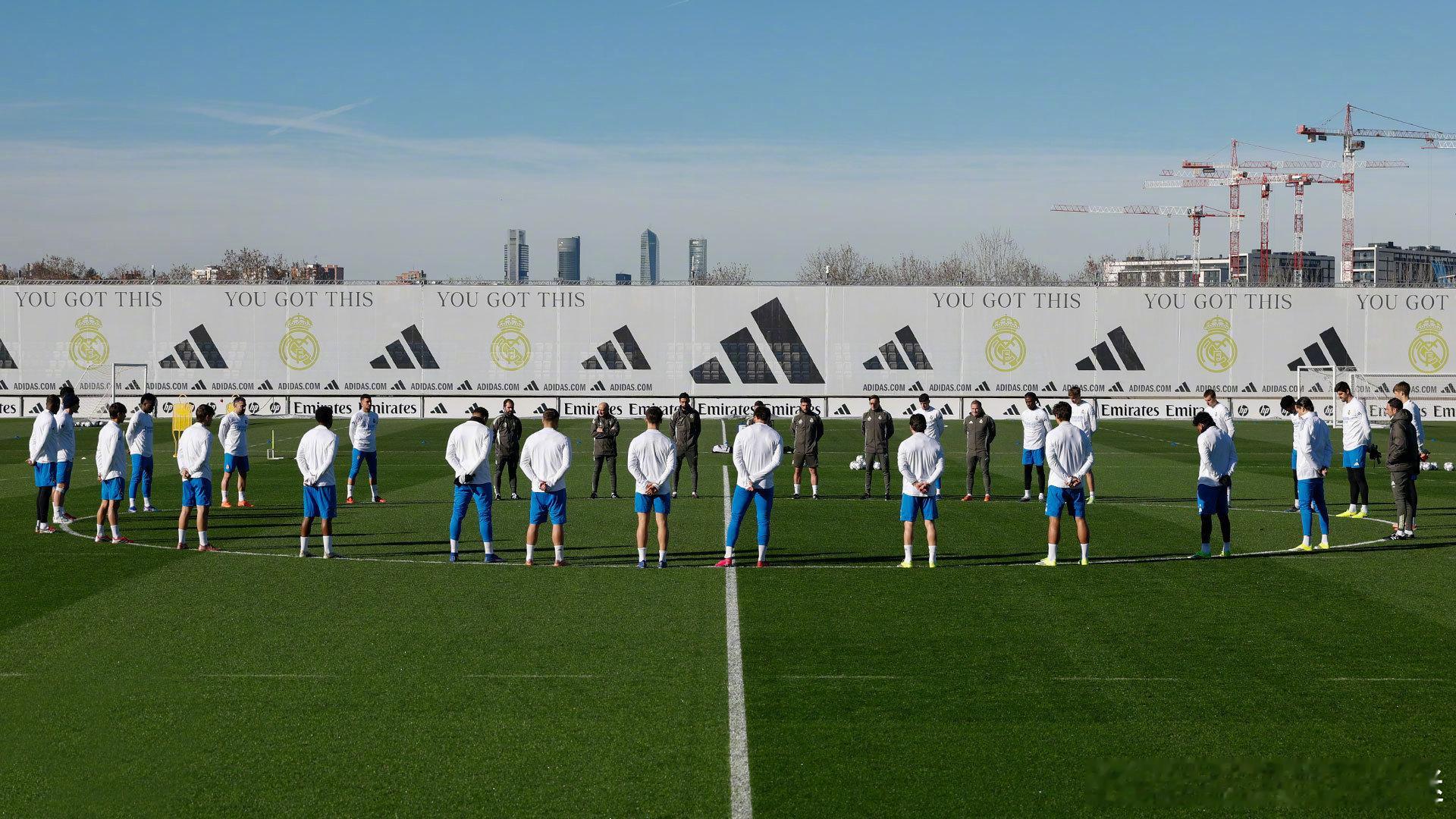 今日训练开始前，全队为科尔多瓦阿达穆斯火车事故中的遇难者默哀一分钟皇马训练hal